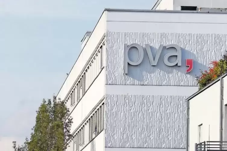 Der große „pva“-Schriftzug am Firmensitz in der Industriestraße ist weit sichtbar.