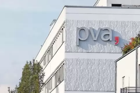 Der große „pva“-Schriftzug am Firmensitz in der Industriestraße ist weit sichtbar.
