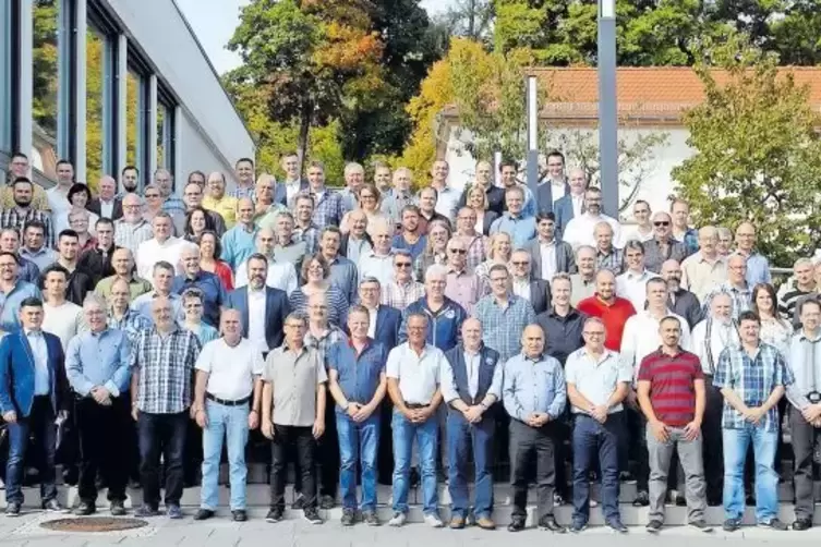 Sie erfuhren in Reden hohe Wertschätzung: die Geehrten des Turboladerwerks, hier zum Gruppenbild vor der Stadthalle versammelt.