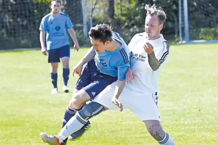 Friedelsheims Spielertrainer Tobias Bartnik (rechts) hat seine Erkältung auskuriert und ist gegen Schifferstadt dabei.