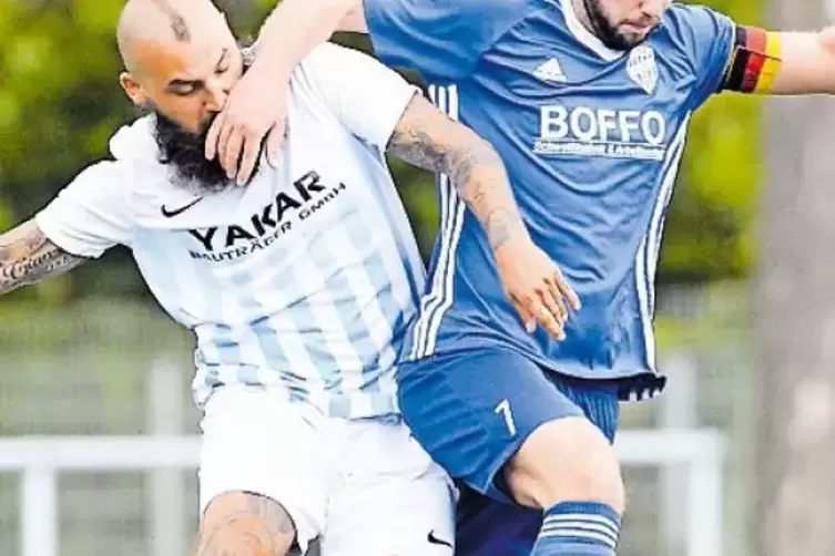 Harter Kampf im Topspiel, aber keine Tore: der Frankenthaler Florian Kaiser (links) und Eisenbergs David Frank Schäfer.