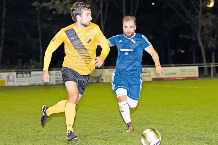 Dieser Zweikampf geht an Spesbach: Max Becker (links) ist schneller als der Kindsbacher Spielertrainer Andreas Koch (rechts).