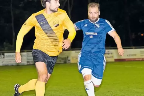 Dieser Zweikampf geht an Spesbach: Max Becker (links) ist schneller als der Kindsbacher Spielertrainer Andreas Koch (rechts).