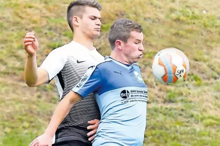 Der Hinterweidenthaler Daniel Tretter (rechts) nimmt den Ball mit der Brust, Hermersbergs Patrik Bold kommt nicht heran.