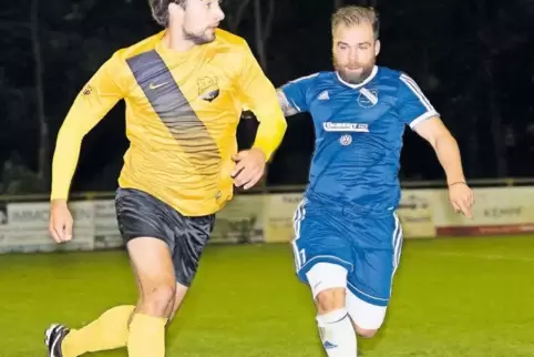 Dieser Zweikampf geht an Spesbach: Max Becker (links) ist schneller als der Kindsbacher Spielertrainer Andreas Koch (rechts).