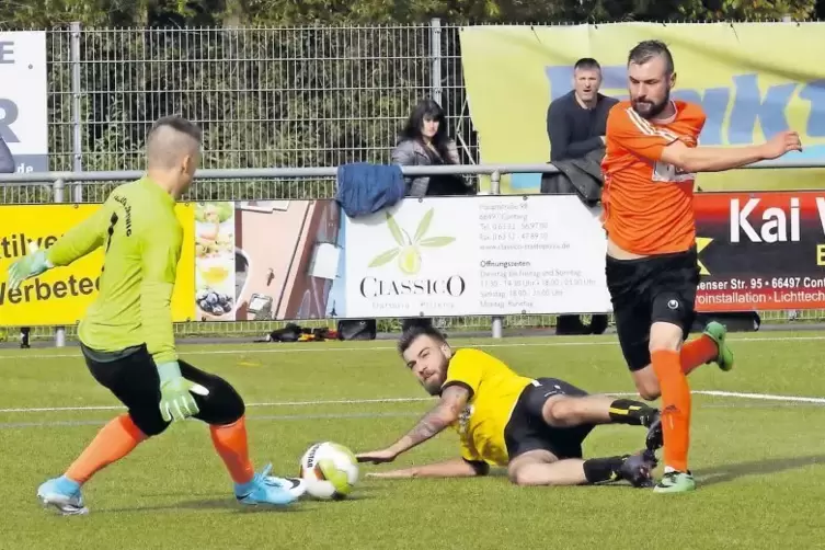 Gestrauchelt: Kevin Käfer (Mitte, SpVgg Battweiler-Reifenberg) verliert den Dreikampf gegen die Contwiger Jan Cantrup (rechts) u