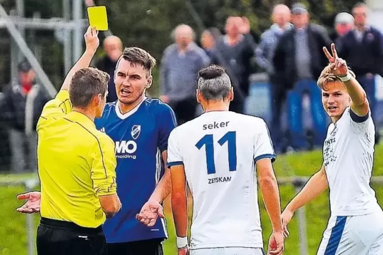 Eine von vielen Szenen mit Redebedarf gestern: Schiedsrichter Benedikt Steitz zeigt Rieschweilers Pascal Frank (in Blau) die Gel