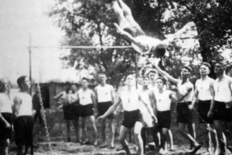 Hoch hinaus ging es laut Ortschronik in den 1920er-Jahren beim Reckturnen in den Sportvereinen in Heßheim. Heute bietet der ASV 