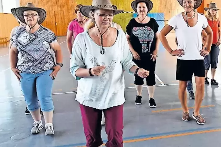 Die Line-Dance-Gruppe gehört mit den Zumba-Kursen zum jüngsten Angebot des ASV.