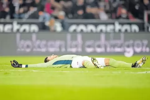 Symbolträchtiges Bild: Liegt der FCK am Boden, wie auf dem Foto FCK-Torwart Marius Müller beim Gastspiel vergangene Woche beim F