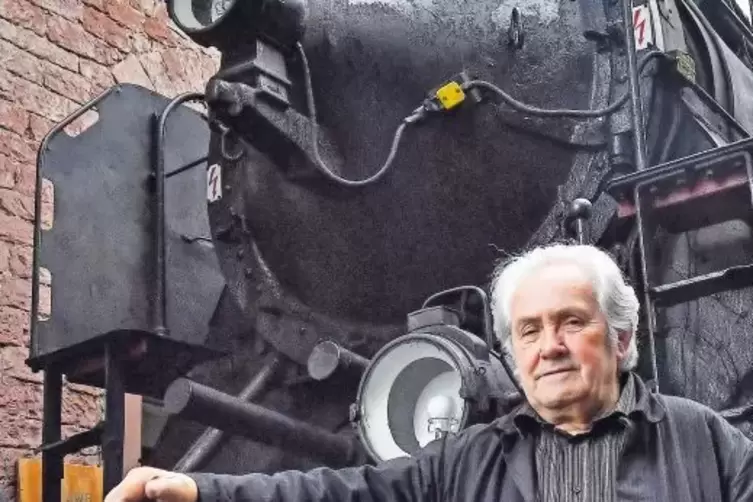 Zwei Urgesteine der Eisenbahngeschichte: Horst Kayser und ein Prunkstück des Pfalzbahnmuseums, eine Dampflokomotive der Gattung 