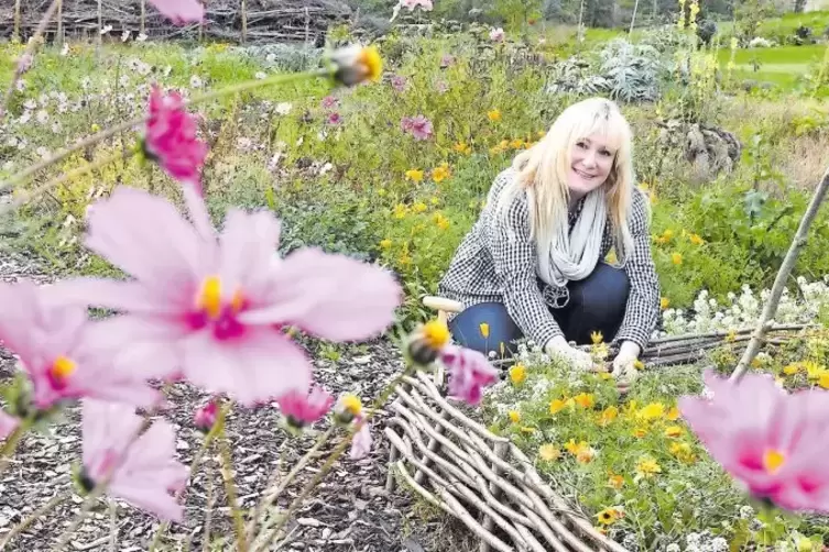 Zwischen rosa Schmuckkörbchen und orangenen Ringelblumen: Stephie Pflüger im Stadtmauergarten.