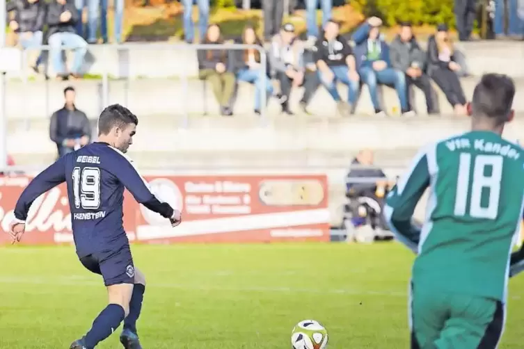 Das 1:0 für den SC Hauenstein durch den überragenden Christof Seibel. Rechts Kandels Christian Heil.