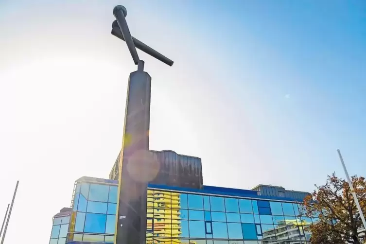 Die Auflösung: Die Skulptur „Große Zwei“ gehört zum Bundesbankgebäude in der Kaiser-Wilhelm-Straße.