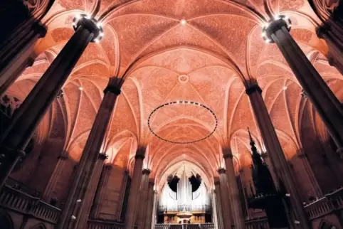 Überzeugt mit vielen Nuancen: neue Innenbeleuchtung der Gedächtniskirche, die mit einem Orgelkonzert präsentiert wurde.