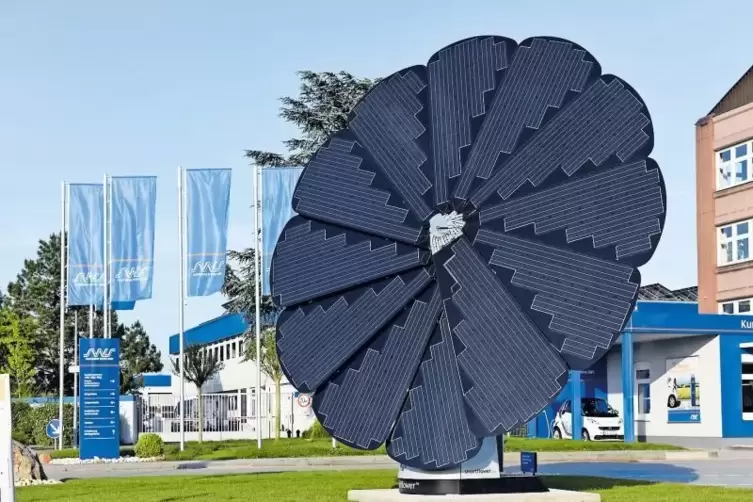 Soll nach eigenen Angaben das Engagement der SWS in erneuerbare Energien symbolisieren: Smartflower vor dem Verwaltungsgebäude.