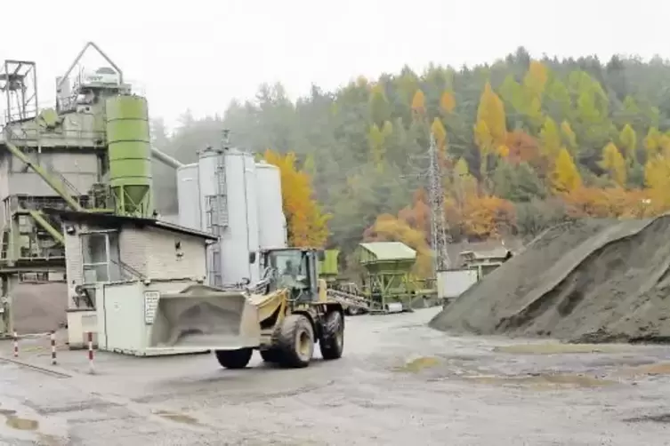 Das Asphaltwerk in den Breitwiesen an der B 270 soll um eine große Halle zur Lagerung von Asphaltgranulat erweiter werden.