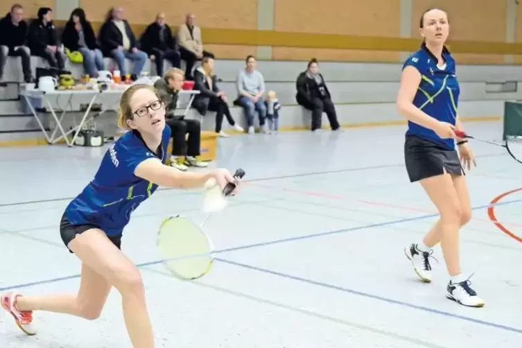 Nadine Schermer (rechts) und Maike Stritzinger glichen zum zwischenzeitlichen 1:1 für Neuhofen aus.