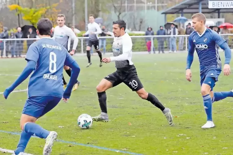 Kandels Yasin Özcelik enteilt im neuen Dress seinem Verfolger Luca Littner (rechts). Vorne mit Nummer 8 eilt der Rieschweilerer 