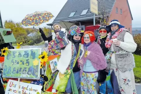 Als Hippies hatten sich die „Einselthumer Sektperlen“ verkleidet.