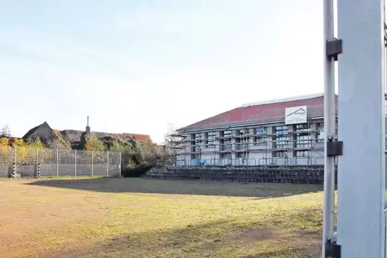 Wenn die energetische Sanierung der Turnhalle (im Hintergrund) in Edesheim abgeschlossen ist, folgt die Neugestaltung der Außena