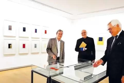Mitten in der Ausstellung: Kurator Heinz Höfchen, Grafiker Frank Badur und Kunstsammler und Leihgeber Dieter Scheid (von links) 