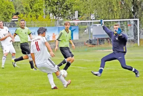 Patrick Stephan (rechts) ist für den TuS Wachenheim ein starker Rückhalt. Weil er auch als Feldspieler geübt ist, trägt er zur g