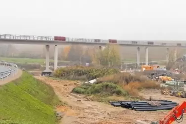 Die Eckbachtalbrücke westlich von Kirchheim gestern im Nebel – so soll laut LBM auch die Brücke hinauf zum Herxheimer Felsenberg