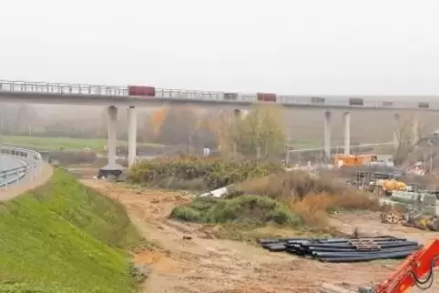 Die Eckbachtalbrücke westlich von Kirchheim gestern im Nebel – so soll laut LBM auch die Brücke hinauf zum Herxheimer Felsenberg