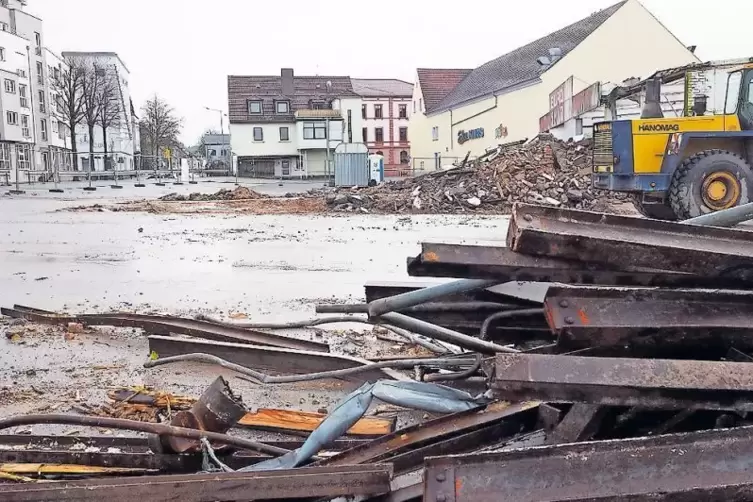 Der Supermarkt neben dem Eden-Kino (rechts im Bild) wurde dieser Tage abgerissen. Ganz links sind die neuen Wohnblocks zu sehen.