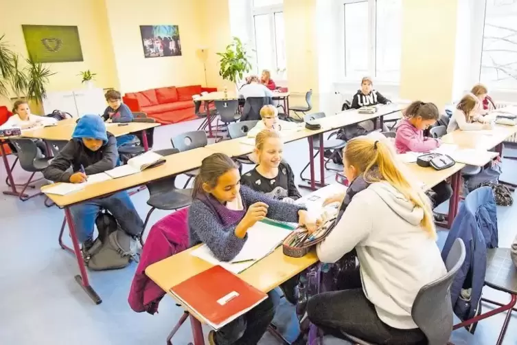 Ein Blick in das Klassenzimmer, in dem die Nachmittagsbetreuung stattfindet: Elftklässlerin Emma bespricht mit Sara (links) und 