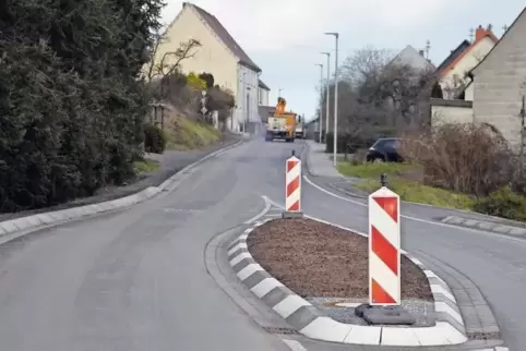 Eine Verschwenkung am Ortseingang soll dafür sorgen, dass Verkehrsteilnehmer das Tempo in der Ortsdurchfahrt reduzieren.