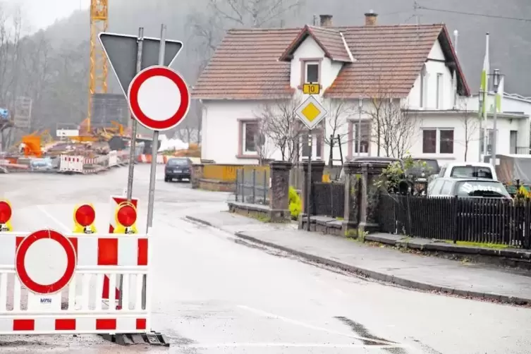 Trotz Beschilderung fahren immer wieder Laster in die Sackgasse ein. Die Situation soll entschärft werden, teilt der LBM mit.