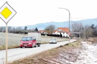 Hier an der K 10 soll nun 2018 der lange erwartete Radweg gebaut werden. Mehrkosten bei der Sanierung der K 39 zwischen Langmeil