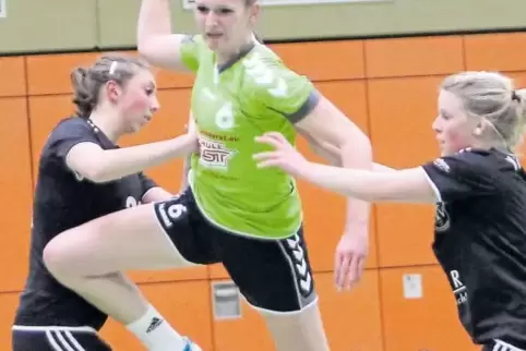 Carla Schmitt (in grün) für die Handballerinnen der Spielgemeinschaft Wörth-Hagenbach im Einsatz gegen Lara Eckhardt und Maren W