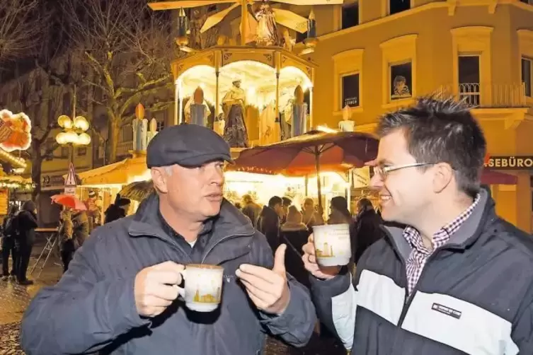 Die Glühweintester: Fabian Lovisa (links) und Andreas Ganter.