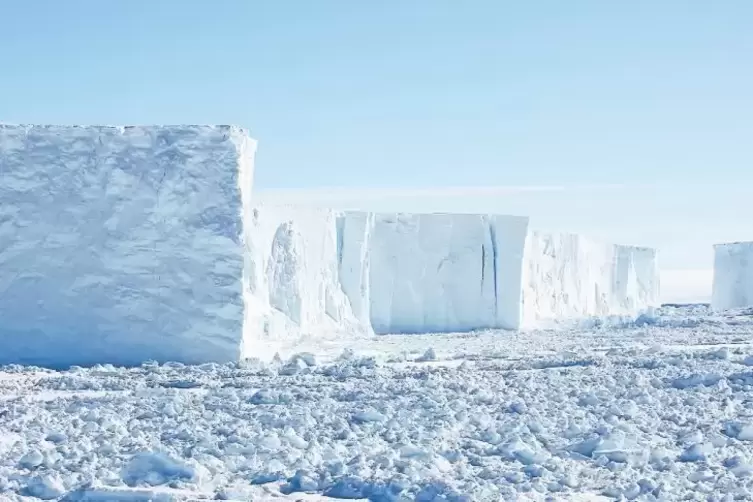 Abgebrochene Eisberge mit einer sichtbaren Höhe von etwa 40 Metern vor dem Anleger der Neumayer-Station III. Oben: Die „Polarste