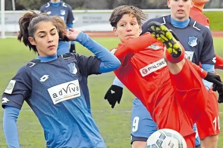 Silvana Arcangioli vom FFC (rechts) und die Hoffenheimerin Fatma Sakar beim Fußball-Ballett.