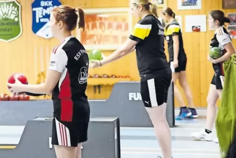 Die Pirmasenser Schwestern Alisa (vorne links) und Alena Bimber (hinten rechts) gewannen ihre Duelle mit den Bambergerinnen Alin
