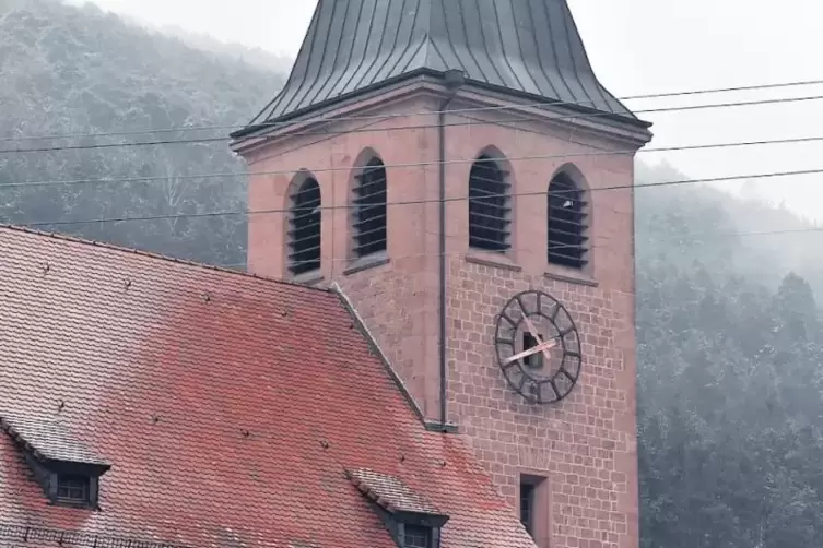 Steht seit Monaten: die Lindenberger Kirchturmuhr.