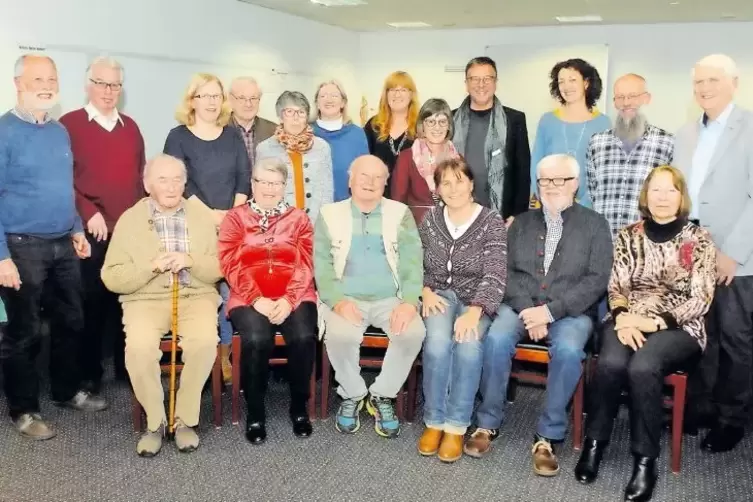 Lehrer und Erzieher, die für langjährige Mitgliedschaft in der Gewerkschaft GEW geehrt wurden.