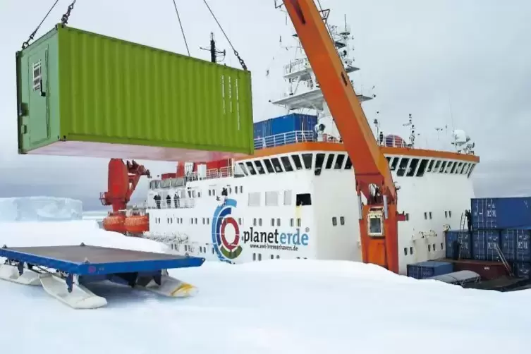 Versorgung auf dem Seeweg: Der Forschungs-Eisbrecher „Polarstern“ des Alfred-Wegener-Instituts in Bremerhaven setzt bei der Anta