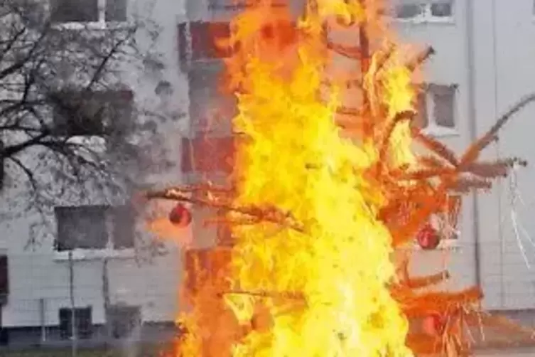 Nur zu Demonstrationszwecken: ein Weihnachtsbaum, der in Flammen aufgeht.