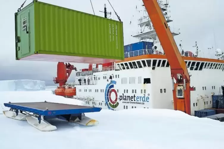 Versorgung auf dem Seeweg: Der Forschungs-Eisbrecher „Polarstern“ des Alfred-Wegener-Instituts in Bremerhaven setzt bei der Anta