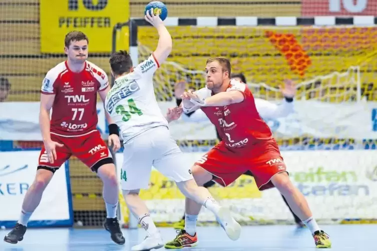 Frederic Stüber (rechts) war gestern eine große Stütze bei den Eulen Ludwigshafen im Spiel gegen den SC Magdeburg. Stüber war mi