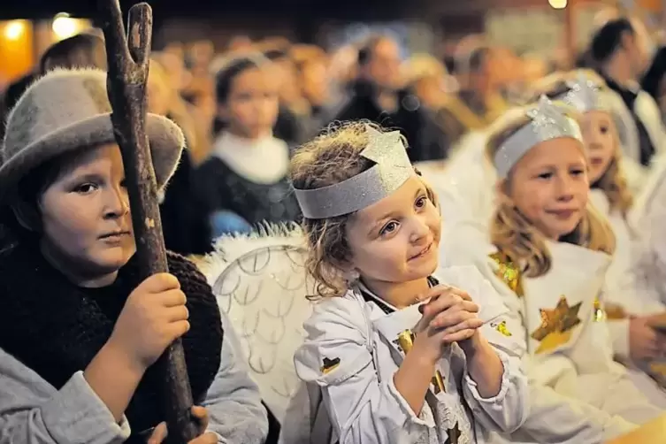 Von Kindern für Erwachsene: Ein Josef und drei kleine Engel warten in einer Kasseler Kirche auf ihren Krippenspiel-Auftritt.