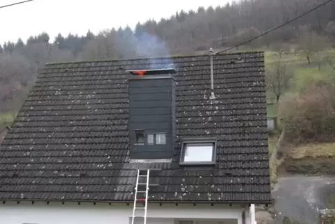 Rund dreieinhalb Stunden war die Feuerwehr damit beschäftigt, diesen Kaminbrand in Frankelbach zu löschen.  Foto: Feuerwehr/frei