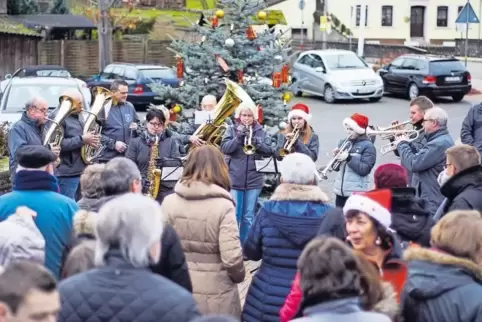 Großer Bahnhof: Wenn an Heiligabend die Blasmusiker kommen, versammeln sich viele am Weihnachtsbaum, um die traditionellen Weise