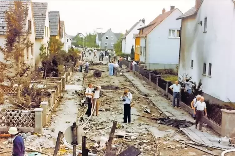 Trümmer und Kerosin wurden von der Wucht des Aufpralls die ganze Lilienstraße hinuntergeschleudert. Das Foto hat Feuerwehrmann V