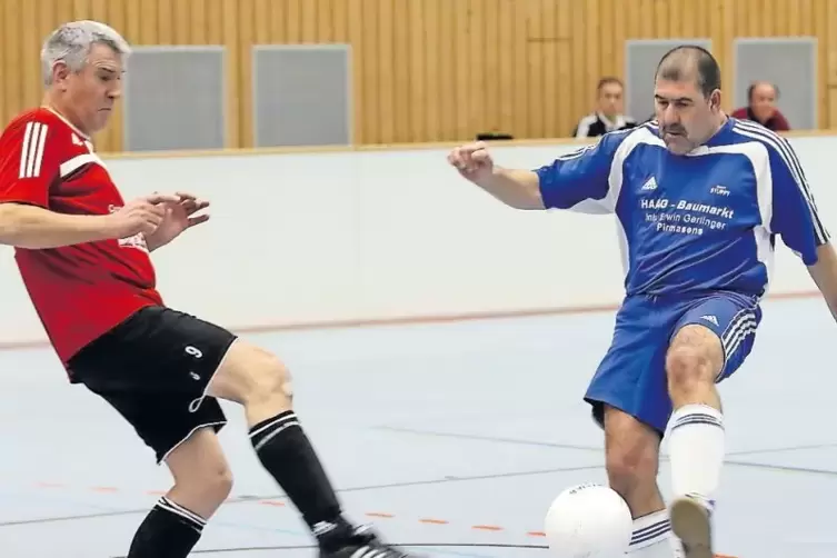 Pech gehabt: Der Schuss des Großsteinhauseners Gerald Lohner (rechts) bleibt im Ü50-Finale am Hornbacher Wolfgang Hunsicker häng